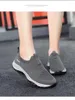Casual skor kvinnor sommar vårmärke stickad andningsbar par sko bekväma mjuka män kvinnlig ljus mesh trasa sneaker