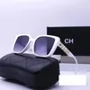 2024 Solglasögon Designer Solglasögon Luxury Sunnies for Women Letter UV400 Design Adumbral Travel Fashion Strand Shades Gift Box 20 Färg mycket bra