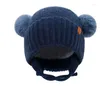 Beretten groothandel geassorteerde kleuren herfst winter dubbele laag schattige gebreide oorklap dop dikke winddichte baby beanie met twee ballen