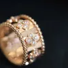 V Golden KaleIdoscope Ring Ring Wide and Narst Full Diamond 18K Rose Gold Flower Ring Light Luxury Style Womens Ringオリジナルのハイエンドデザイナーリング