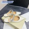 Hausschuhe Frauen kostenloser Versand mit Schuhkarton Sommer Neue pointe Patentlederlinie mit Strasshochschalen Sandalen flach große Baotou -Sandalen