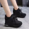 Chaussures décontractées pour femmes baskets Mesh Platform Trainers Chaussure noire 9cm talons calices de femme respirante hauteur croissante sport
