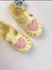 Sommer Childrens Hohlout Baotou Römische Sandalen Mädchen lieben Gelee Schuhe Baby Kids Nonflip Beach Retro Schuhe 240416