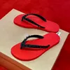 Rote Flip Flops Slipper Sommersandalglied Sandale im Freien Sliders Anti Slip Designer Maultier Gummi flach Frauen Herren Rivet Lässigen schwarzen weißen Strand Reiseschuhboden