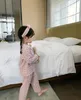 かわいい子供の女の子のターンダウンカラーピンクの格子縞のパジャマセット。ビンテージ幼児の子供のパジャマセットスリープラウンジウェア。