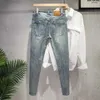 Herren Jeans stilvolle Herren lässige Baumwollhosen koreanischer Stil Blau Slim mit verzweifelten Löcher Farbe Spritzer für die Sommerjugendhose D240417