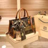 Handväska designer säljer nya märkesväskor till 50% rabatt ny high end tygväska lyx mode mångsidig crossbody 395-5526