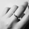 Pierścienie klastra nieregularna fala plisowana na zwykłym pierścieniu mody kobiet minimalistyczny design mały elegancki temperament zimny styl