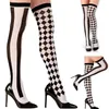 Femmes chaussettes pour femmes Impression à rayures verticales sur le genou chauque long clown asymétrique des cuisses de cuisses bas pour le costume de fête d'Halloween