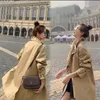Luksusowy designerski płaszcz europejski i amerykański luksusowy styl kratowy szwy modowe fałszywe dwa luźne kobiety średniej długości