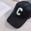 قبعات الكرة مصمم CE Home ~ النسخة الصحيح من الخريف/الشتاء رسالة C Corduroy Baseball HAT عالية الجودة للجنسين متعددة الاستخدامات L9Y2