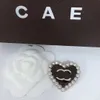 Boutique verzilverde broche merkontwerper met zwart perzik hartontwerp temperament hoogwaardige vrouwelijke broche hoogwaardige kleine diamant ingelegde broche box