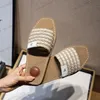 Sandalias leñosas para mujeres Damas letras de letras lienzo plano mulas planas de lujo plataforma de verano zapatillas cuña de color tobogán de madera.