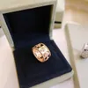 V Golden KaleIdoscope Ring Ring Wide and Narst Full Diamond 18K Rose Gold Flower Ring Light Luxury Style Womens Ringオリジナルのハイエンドデザイナーリング