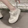 Scarpe casual mesh traspirante per piccole donne bianche primaverili e estate versatili spesse scarpe da ginnastica ad alta altezza