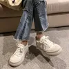 Chaussures décontractées Femmes célèbres Sneakers de loisirs Couleur continue à lacets confortables Super tendance noire et blanc pour la chaussure d'orteil rond à fond épais femmes