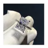 En Kalite Radyant Kesim 3CT Square Lab Mossen Diamond Ring 925 STERLING Gümüş Takı Nişan Düğün Band Moissanite Yüzük Kadınlar Gelin Partisi Hediye