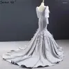 Sukienki imprezowe Dubai Gray Luksusowe długie rękawie Prom V-Neck Feathers Freading Glitter Gowns 2024 Serene Hill HM66952