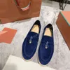 Couples Chaussures Summer LP Walk Charms Embellifhed Suede Moccasins Women's Locs's Véricing en cuir Cuir Flats décontractés Men de luxe Designers Flat Robe Shoe Factory Footwear