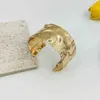 Bangle Uworld teksturowany złoty mankiet złota platowana stal nierdzewna regulowane bransoletki Bangele dla kobiet uderzające wygląd Minimalistyczny biżuterię240417