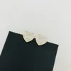 Designer Doppel-Letter-Ohrringe herzförmige weiße Emaille Stud Ohrringe Geometrie berühmte Frauen Ohrringe Hochzeitsfeier Geschenk Messing Schmuck Schmuck