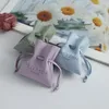 Bolsas de armazenamento 100pcs logotipo personalizado bolsa de jóias de microfibra 8x10cm bolsa de presente anéis de cordas de gole de goma anéis de sabão favores de casamento de embalagem