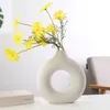 Vase nordique circulaire creux en céramique beignets de fleur de fleur de fleur de salon accessoires de décoration de bureau intérieur de bureau de bureau cadeau 240411