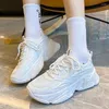 Chaussures décontractées 2024 Femmes Sneakers Fashion Blanc Chunky Summer confortable Sole épaisse semelle noire Plateforme Vulcanisé