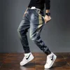 Jeans maschile harem pantaloni tasche di moda tasche desinger sciolte in forma frizzante moto uomo allungare lo streetwear retrò rilassato affusolato d240417