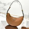 Bolsa de diseño de lujo Bolsas para hombres Bolsos de cuero Half Triangle para mujer Bolsas de axila de cuero de cuero