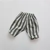 ズボンの子供用コットンとリネン7インチパンツ韓国ボードワイドストリップボーイズガール大根の子供の個性縞模様