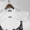 新しいベビートラックスーツチャイルドサマースーツキッズデザイナー服サイズ120-170 cm対称ロゴプリント男の子Tシャツとショートパンツ24april