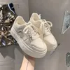 Scarpe casual mesh traspirante per piccole donne bianche primaverili e estate versatili spesse scarpe da ginnastica ad alta altezza