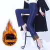 Jeans femminile inverno addensare calda elastico donna bagliore 2024 tasche di moda coreana alta coreana solide pantaloni in denim svasati slim svaniti