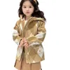 Autumn New High Definition Children's Wear för pojkar och flickor Khaki Checkered Bear Hooded Trench Coat