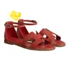 Sandales de créateur sandales féminines Summer Sémorties de voyage Sandales Sandales en cuir Sandales de mode de luxe Sandales de veau rouge avec bracelet nu