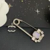 Luxury Gold-Plated Brosch Brand Designer New Paperclip Style Design Fashionable Brosch Högkvalitativ Diamond Charm Girl Brosch Box Birthday Party