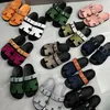 Talltor Sandaldesigner Sliders Flip Flops Flop Sandaler för strandkomfortkalvskinn Läder naturlig mocka getskinn i brunt och svart för kvinnor och män