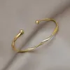 Bracelet d'ouverture de couleur or classique Gold Mobius pour les femmes Temperrament en acier inoxydable Twang Bangle Korea Bijoux tendance accessoiresl240417