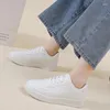 Casual schoenen 2024 Dames platte bodem sneakers modieuze en ademende sport lichtgewicht wandelende vrouwen