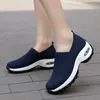 Sapatos casuais mulheres andando tênis meias moda de moda respirável confortável ao ar livre almofada de ar
