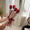 Dekorativa blommor konstgjorda bukett vit röd nejlik rosen tulpan bröllop dekoration falsk blomma för mors dag valentins dekor