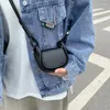 Totes nischdesign avancerad känsla munröd för kvinnor 2024 Cross Body mini hörlurar