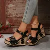 Sandalen Sommer Frauen dicker Sohle wasserdichte Plattform Neigung High Heel mit Metalldekoration Mode Stil schwarzer Sandalien