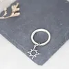 Nyckelringar Nedar vintage Shinning Sun Charm Car Keychain Gift Rostfritt stål Geometriska nyckelkedjor Pendant för väskan nyckelringhållare smycken