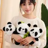 Creative Panda Huahua Doll som gömmer sig i en bambu plyschväska kudde fylld klättring Menglan kram på bambu leksaken för födelsedag 240407
