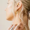 Hoop -Ohrringe Isueva Goldfarbe für Frauen exquisite Nachahmung Perle Piercing 2024 Modeschmuck Großhandel Großhandel