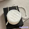 Designer Women Mooie ronde make -uptas 19cm Appliques Decoratie Caviar Leather Lederen Gold Zipper Matelasse Chain 5 Colors Cosmetic Case Purse Cross Body Schouder Purse