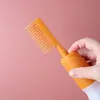 Professionele haarapplicatorfles voor precieze haaroliekleuring en kleurstoftoepassing met kam- en borstelstylinggereedschap