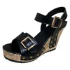 Sandalen Sommer Frauen dicker Sohle wasserdichte Plattform Neigung High Heel mit Metalldekoration Mode Stil schwarzer Sandalien